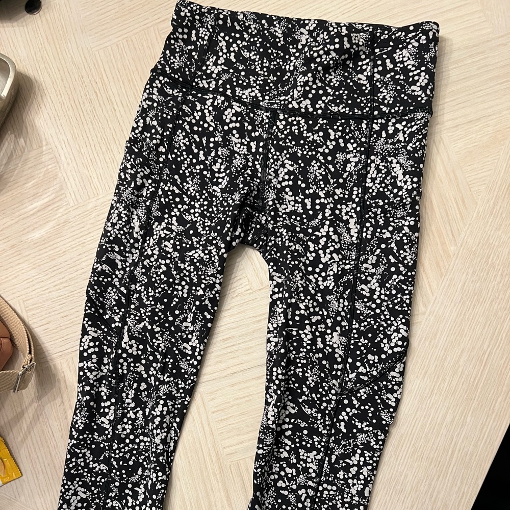 B&W lululemon leggings.